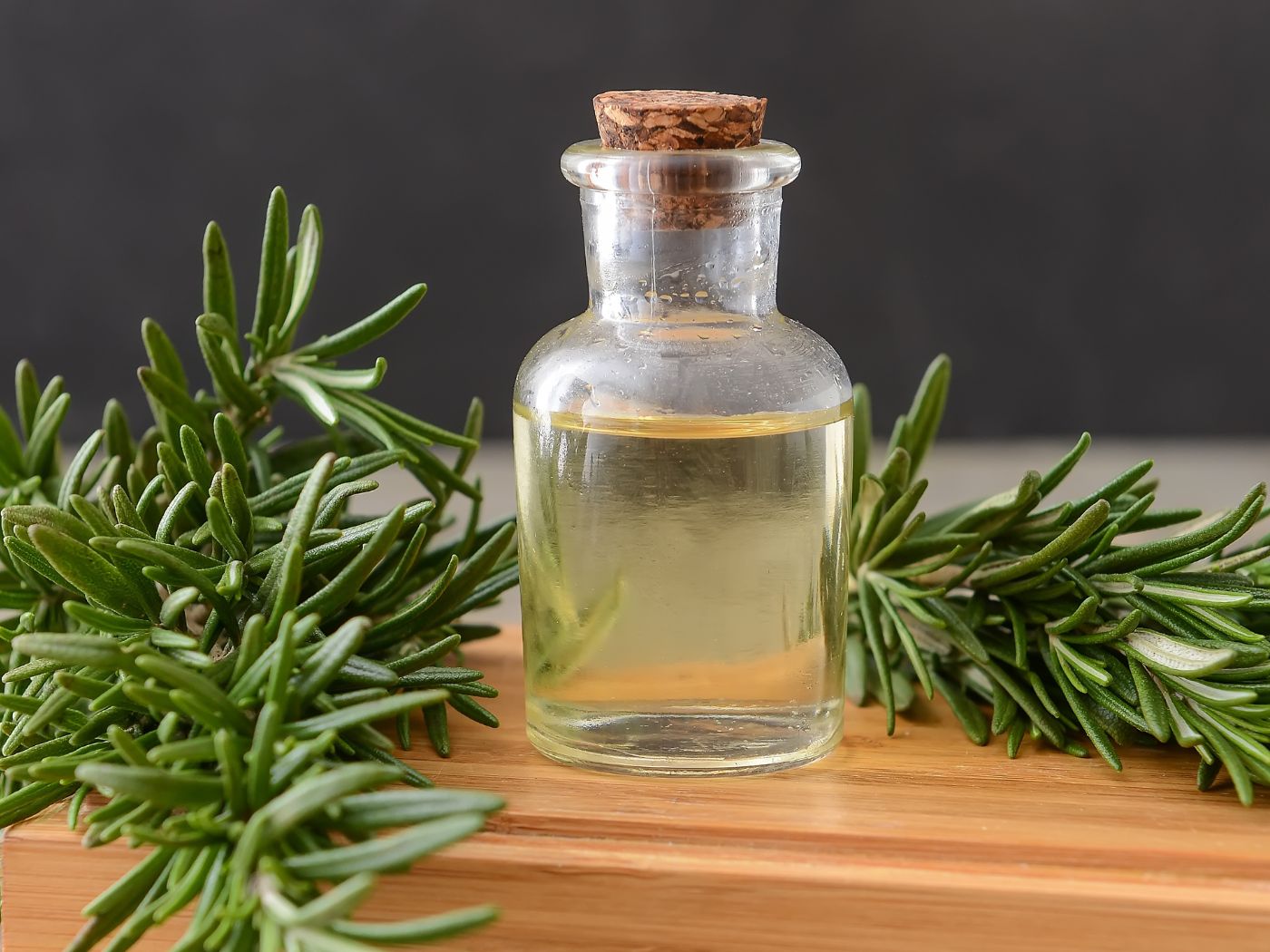 Best Use Of Rosemary Oil For Hair – Its Benefits, Working & Usage